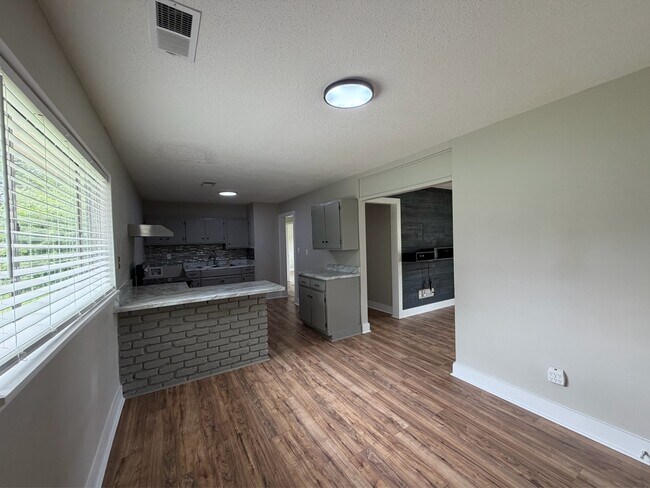 Foto del edificio - 106 Whitney Ave NE