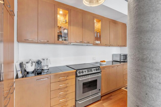 Building Photo - 555 St De La Commune
