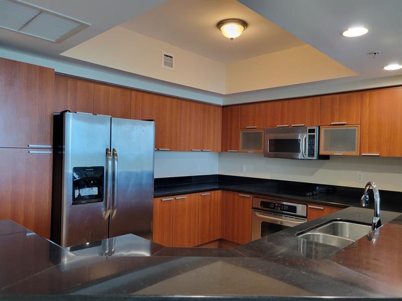 Foto principal - 15051 Royal Oaks Ln