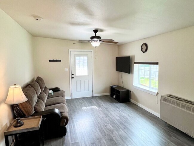 Building Photo - Furnished One Bedroom Single Family Home