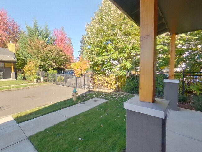 Building Photo - Beautiful 3Bed/2.5Bath Duplex Near Autzen ...