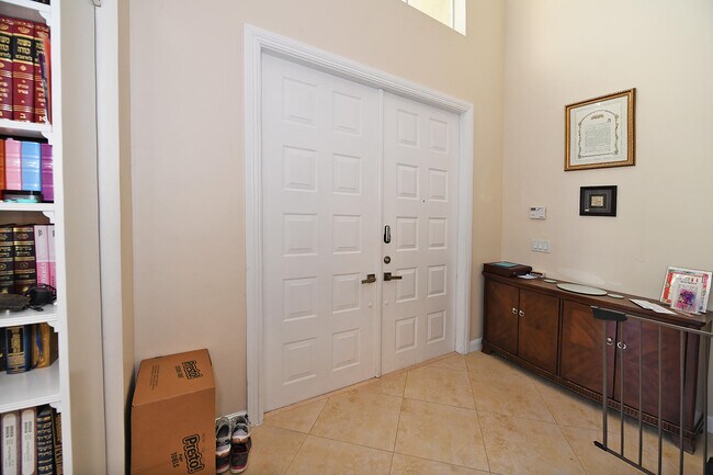 Building Photo - 9851 Palma Vista Way