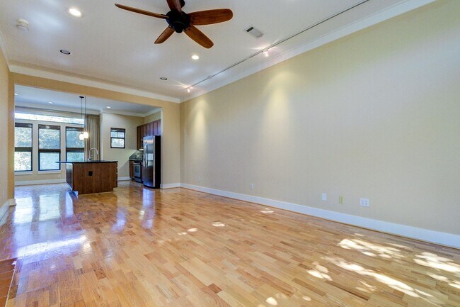 Building Photo - Modern 3 Bedroom // 3.5 Bathroom in the He...