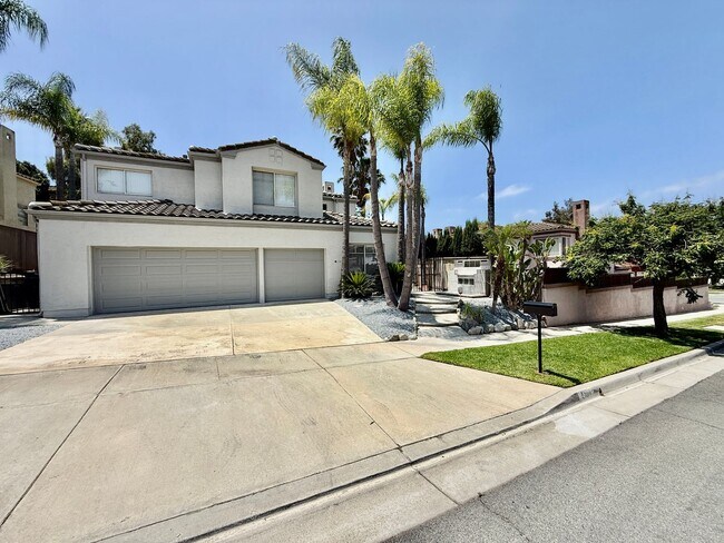 Foto del edificio - Spacious 4 Bedroom, 3 Bath Home with 3-Car Garage & Landscaping Included