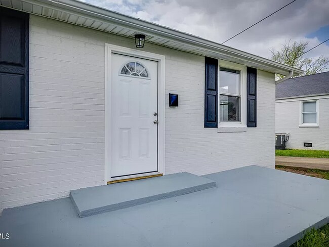 Building Photo - 1429 Garden Dr