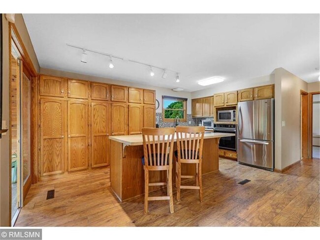Building Photo - 3001 Camelot Dr