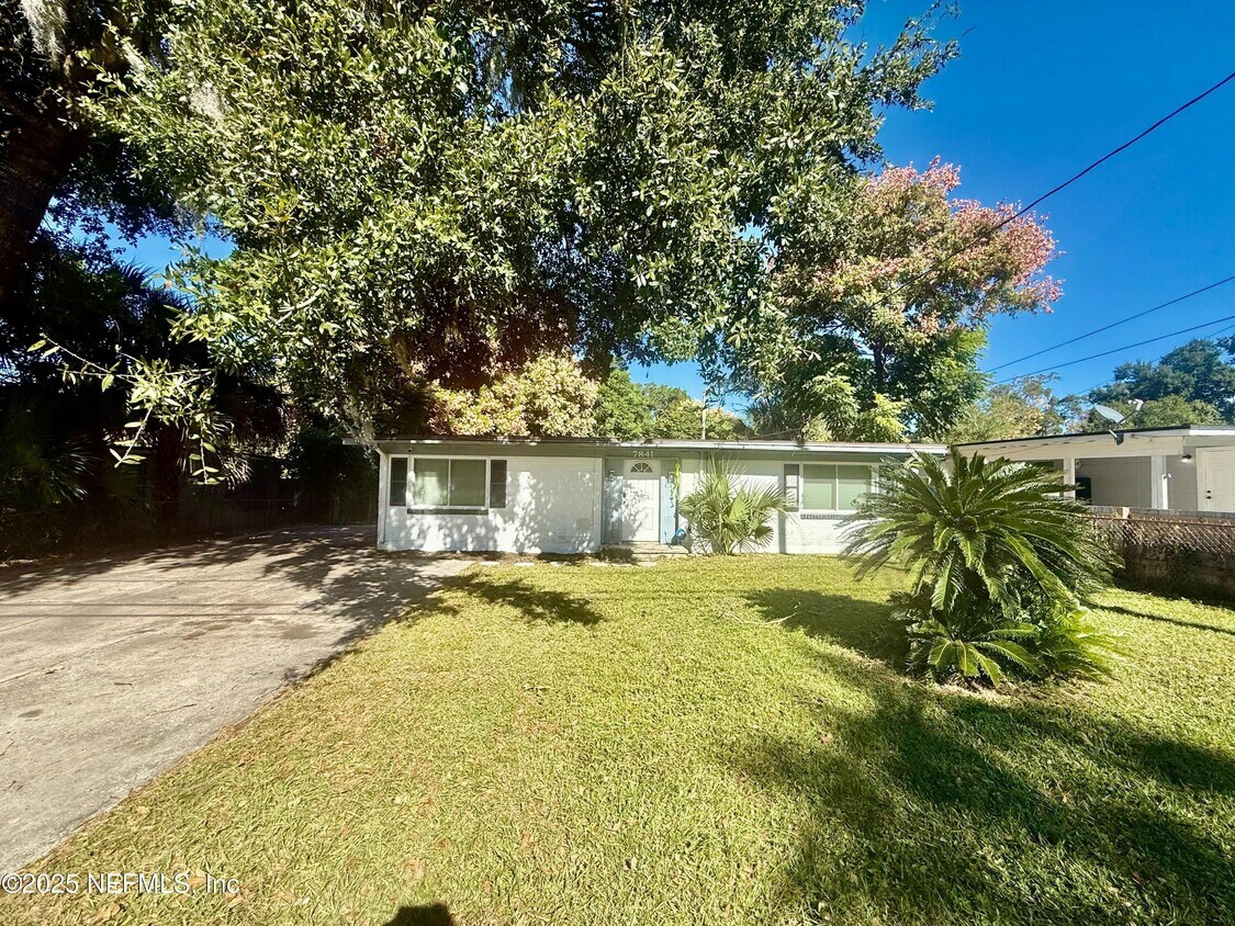 Foto principal - 7841 Eaton Ave