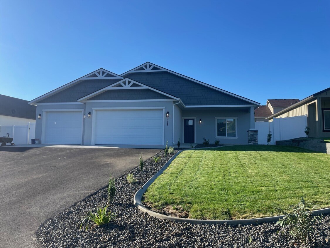 Front Exterior - 719 N 46th Ave