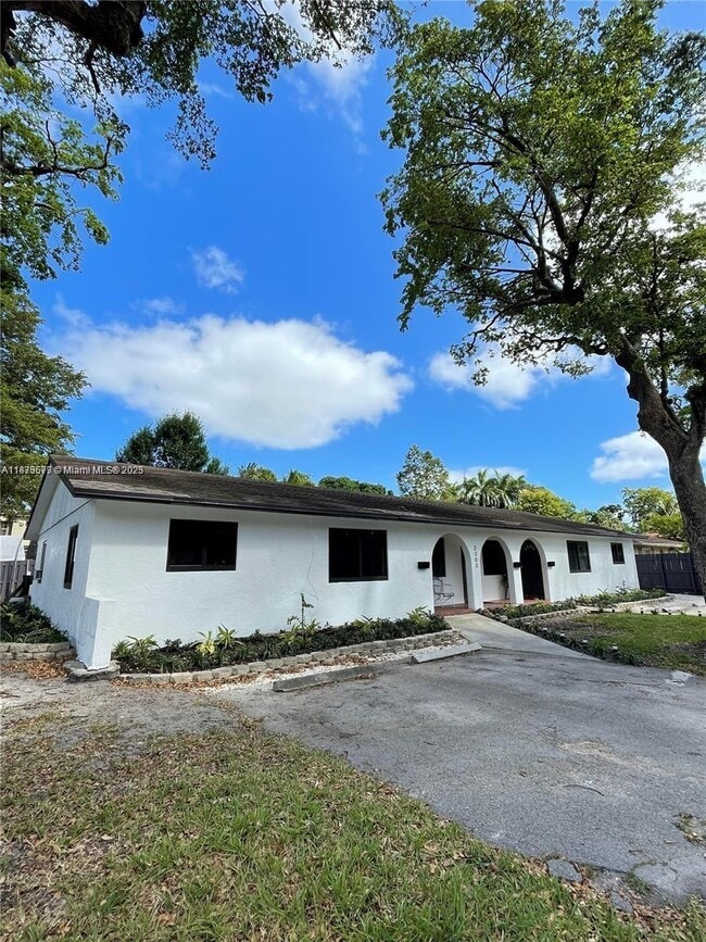 Building Photo - 2300 SW 18th Terrace