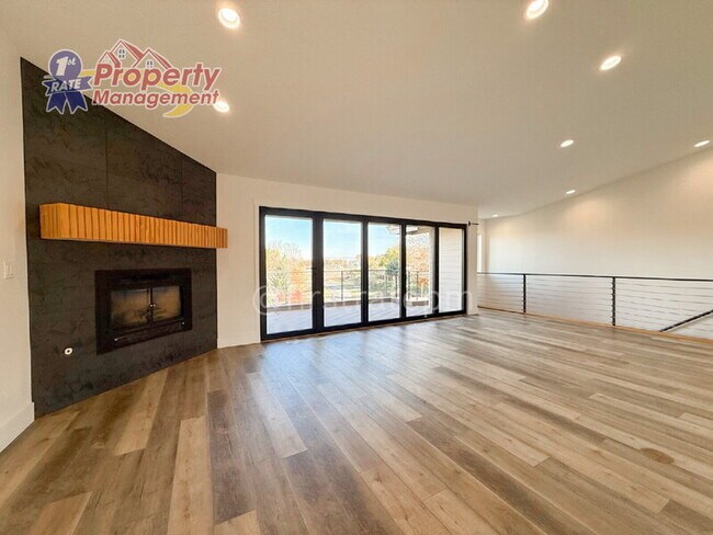 Building Photo - 2020 Primrose Dr