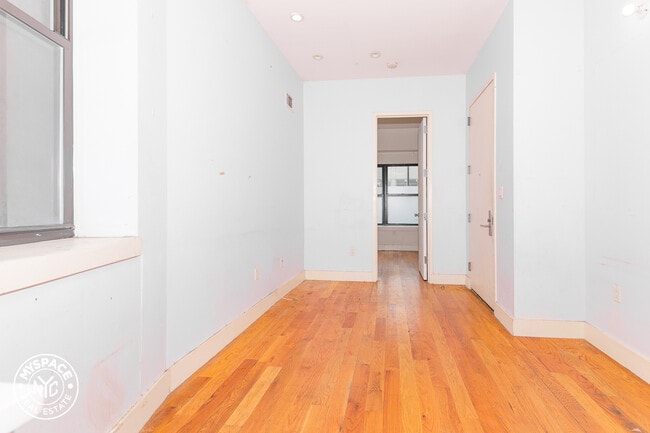 Building Photo - 490 Kosciuszko St