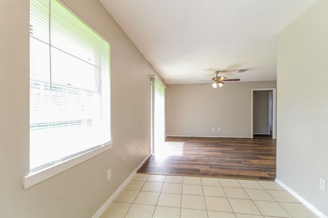 Building Photo - 15119 Bathurst Dr