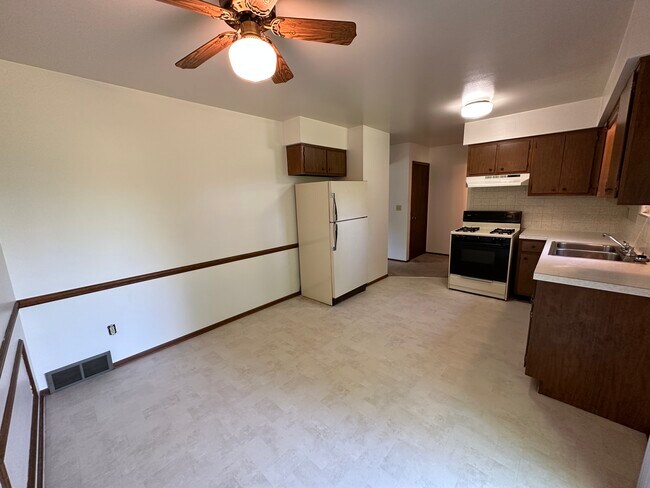 Kitchen - 4303 S Main St