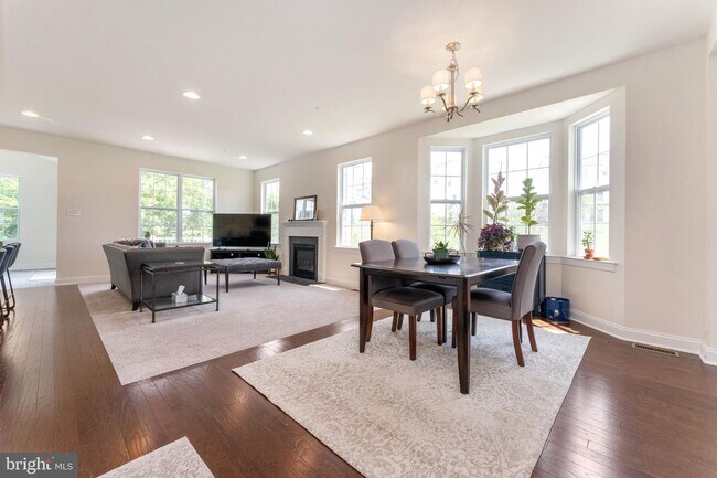 Building Photo - 148 Woodwinds Dr