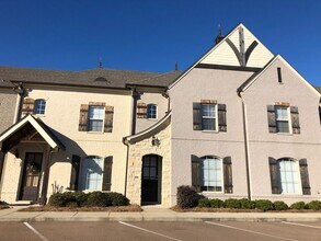 Building Photo - 103 Farm View Dr