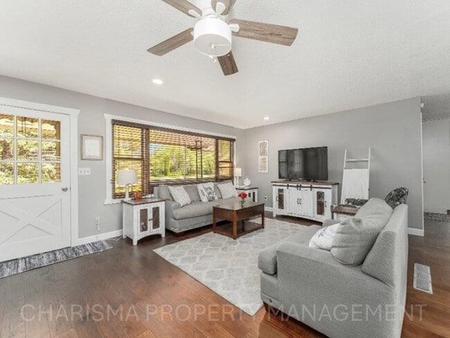 Building Photo - RARE FIND – 5 BED / 3.5 BATH RANCH HOME ON...