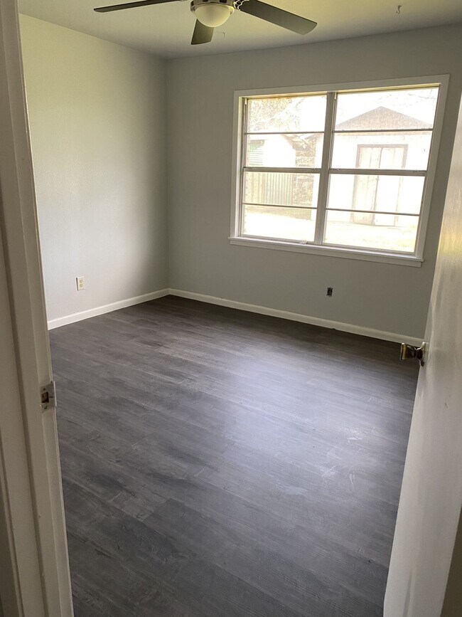 Building Photo - 3210 Lawnwood Dr