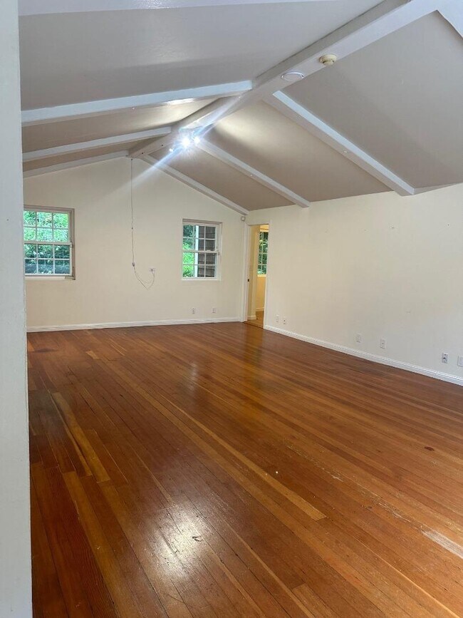 Foto del edificio - 16220 Greenwood Rd