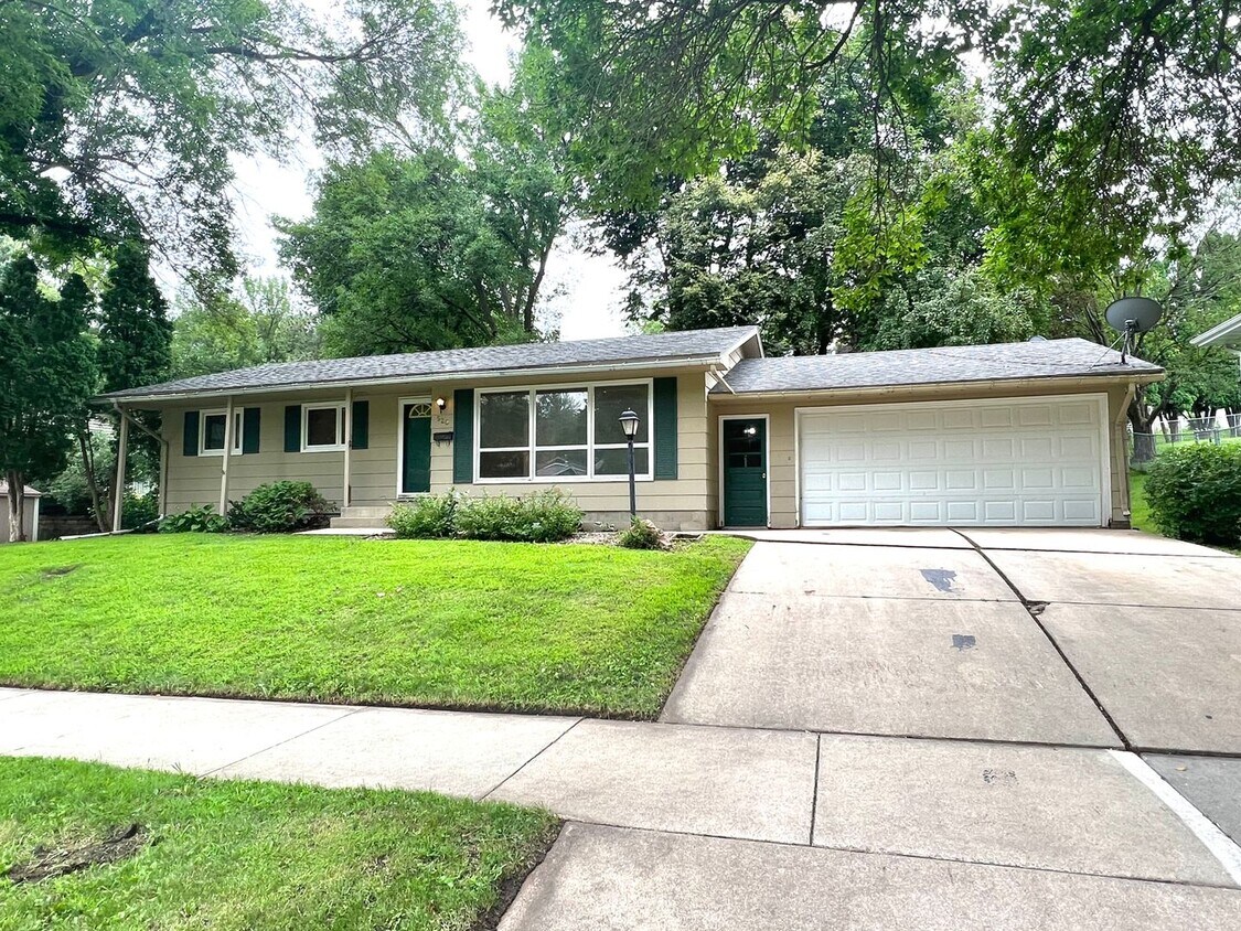 Primary Photo - NW House Just blocks off of Elton Hills Dr...