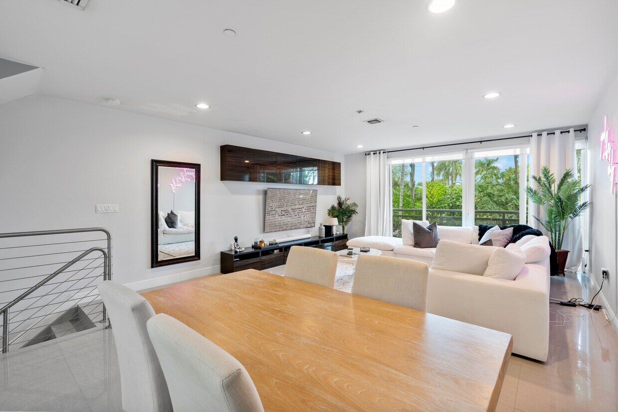 Foto principal - 832 NE 19th Ave