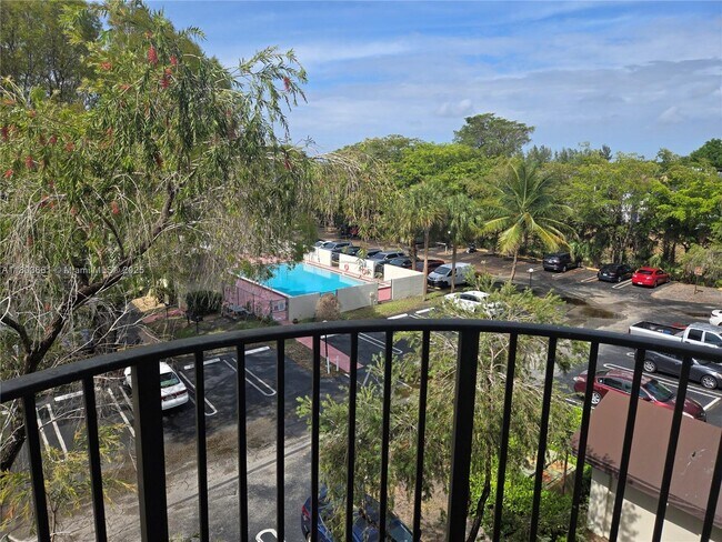 Building Photo - 2701 Riverside Dr