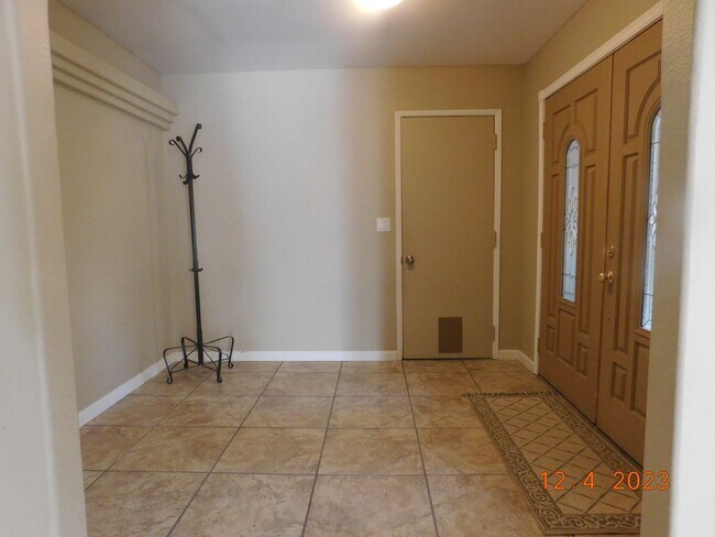 Building Photo - 219 Larkspur St