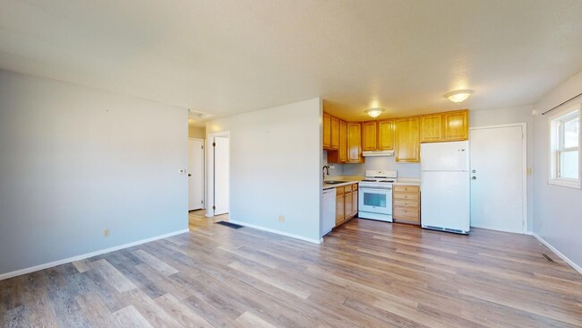 Building Photo - Available Now! 3 Bedroom Duplex, Quiet Nei...