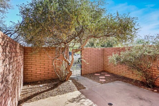 Building Photo - Townhouse- 2 Bdrm/ 1.5 Bath