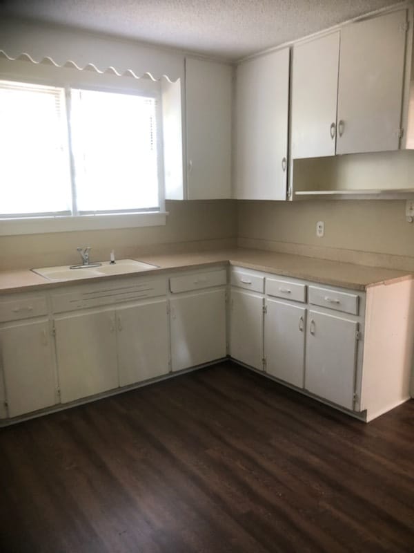 Double windows at kitchen sink - 1403 N Humphrey St
