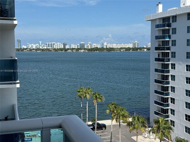 Foto del edificio - 7501 E Treasure Dr