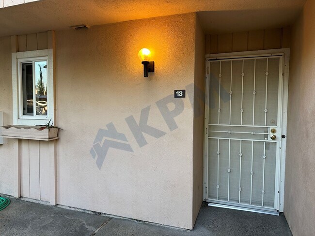 Building Photo - Downstairs Lakefront 2-Bedroom 2-Bath Nort...