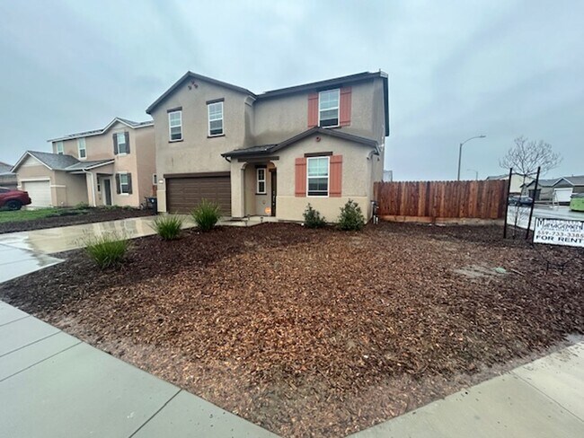 Foto del edificio - Newer 5 Bedroom 3 Bathroom in Tulare Coming Soon!!