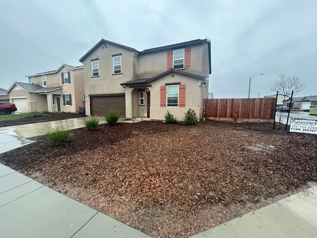Building Photo - Newer 5 Bedroom 3 Bathroom in Tulare!
