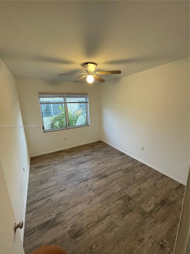 Foto del edificio - 4740 Pine Tree Dr