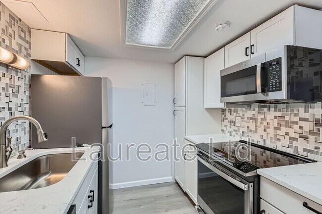 Building Photo - 8225 S Fairmount Dr