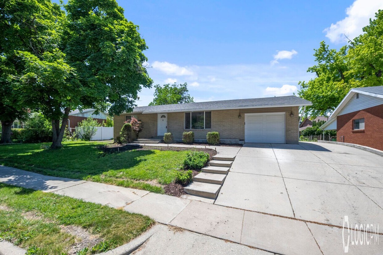 Primary Photo - Beautiful Home in Woods Cross!