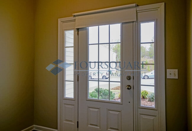 Foto del edificio - Spacious 3-Bed, 2.5-Bath Townhome with Was...