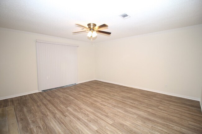 Building Photo - Charming Two-Bedroom Townhome in Foxboroug...