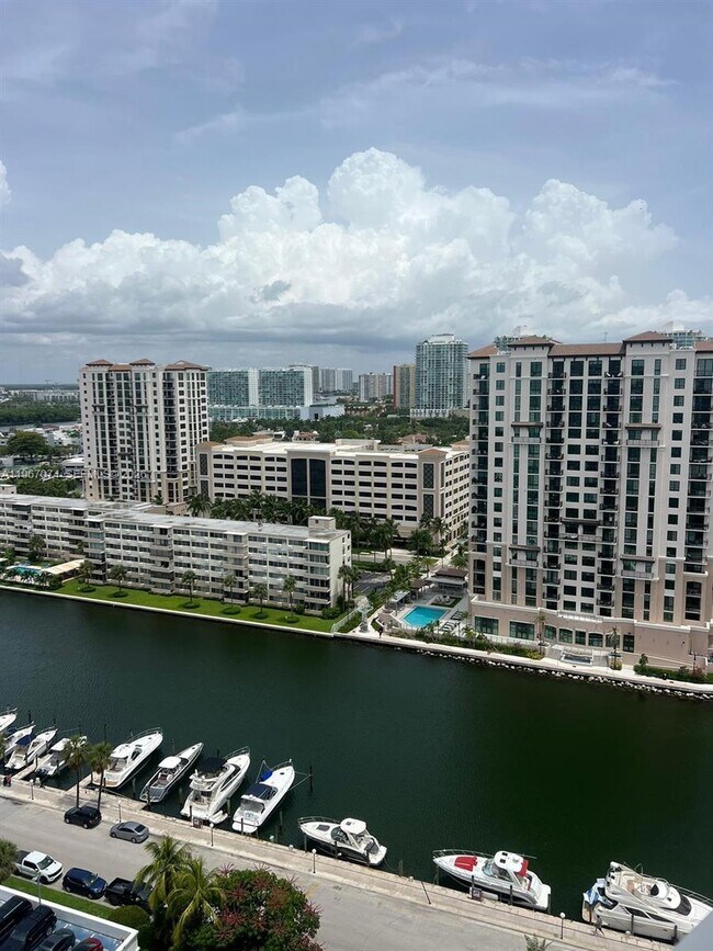 Foto del edificio - 100 Bayview Dr