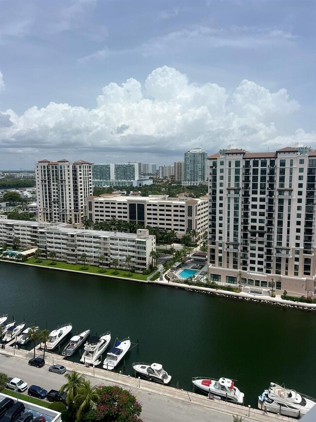 Building Photo - 100 Bayview Dr