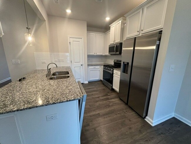 Building Photo - Desirable 3 bed/ 2.5 Bath End Unit Townhom...