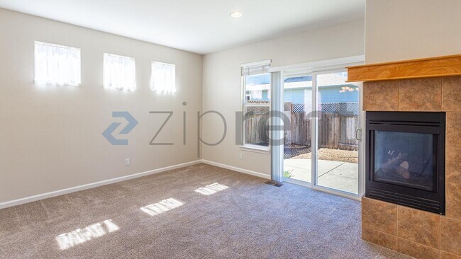 Foto del edificio - 1251 Clover Dr