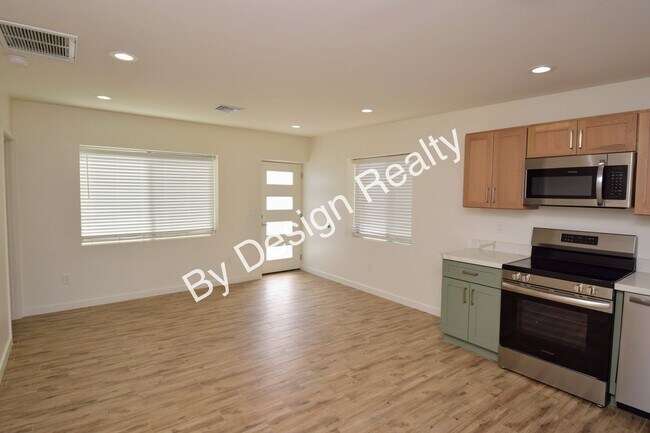 Foto del edificio - Contemporary 1 Bed 1 Bath with Beautiful Finishes, Private Yard & Off-Street Parking