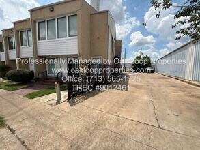 Building Photo - 2724 Crossview Dr