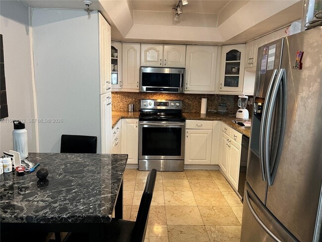 Building Photo - 520 Brickell Key Dr