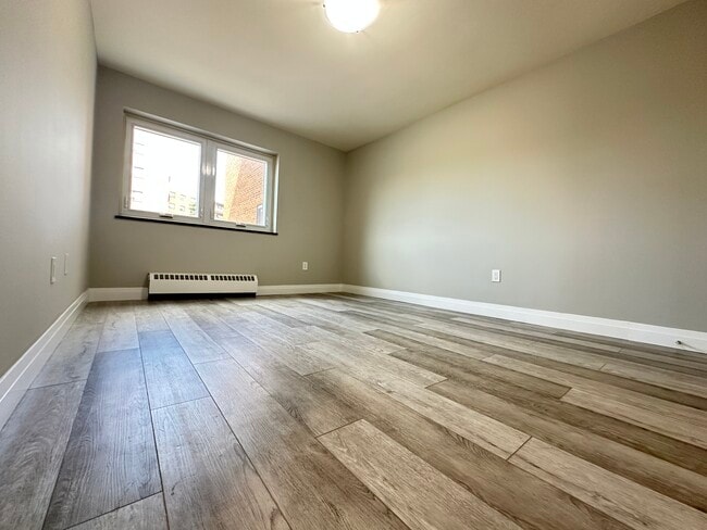 Building Photo - 483 Linwell Road