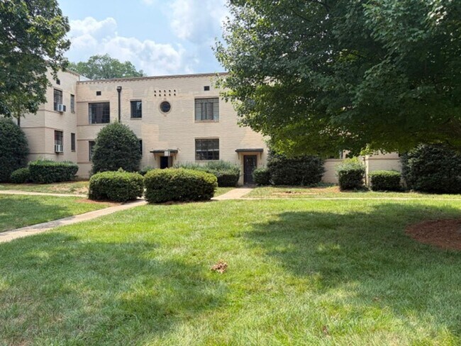 Foto del edificio - 1/2 MONTH OFF SPECIAL - Dilworth -Historic Myrtle Sq 1 bed 1 bath condo