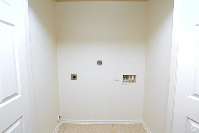1BR,1BA - 829SF - In Unit Laundry - Cathy's Pointe...home at last