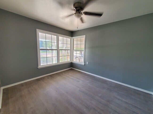 Building Photo - Adorable Updated 3 bedroom 2 bath home at ...