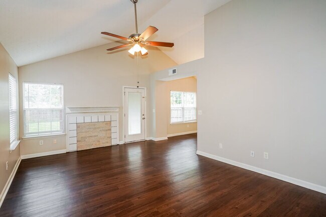 Foto del edificio - 2729 Riverbend Dr